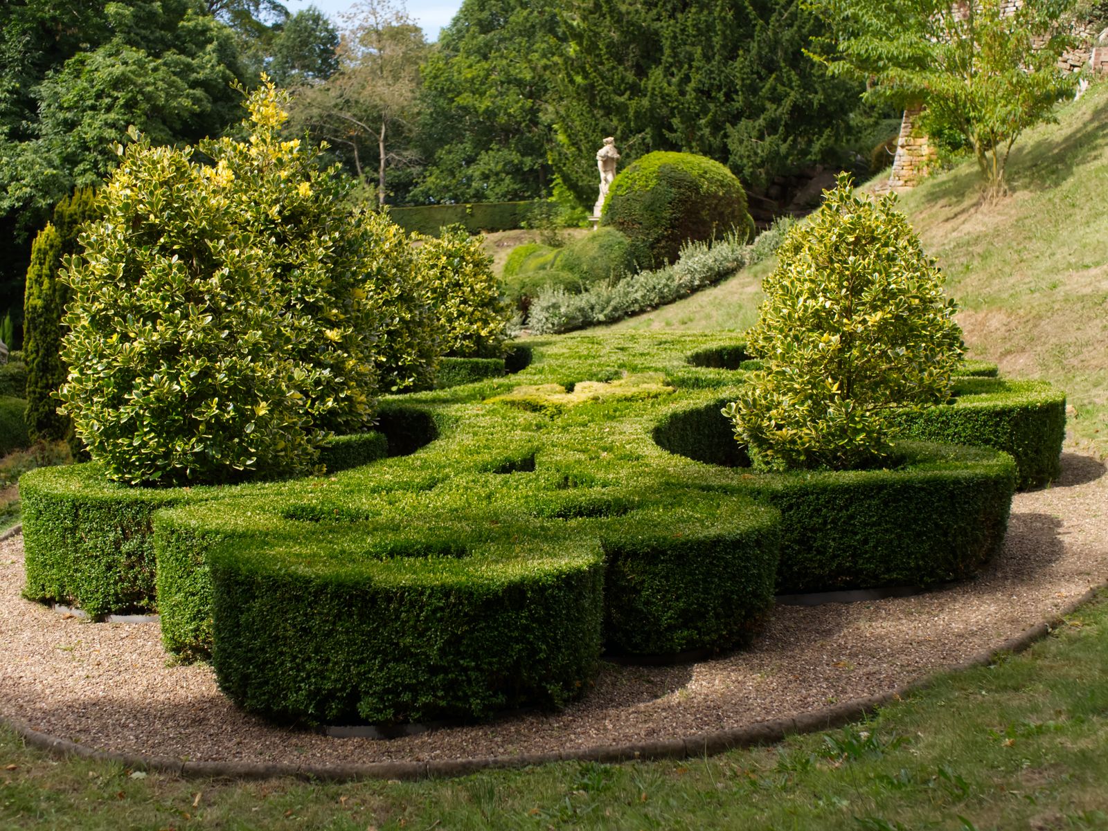 Kunstvoll geformter Formschnitt im Garten