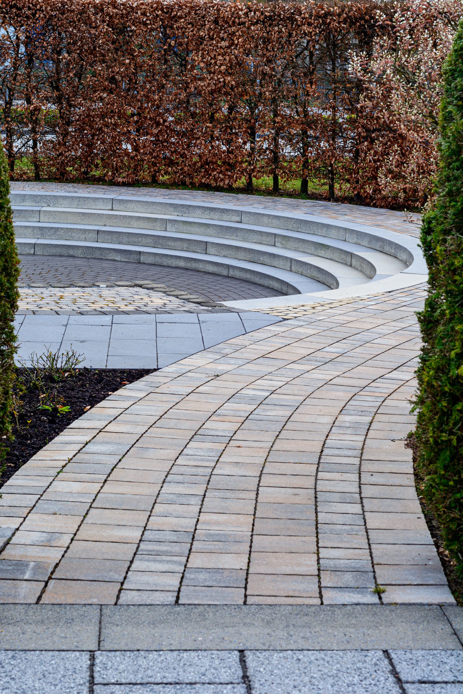 Geschwungener Weg in einem modernen Garten